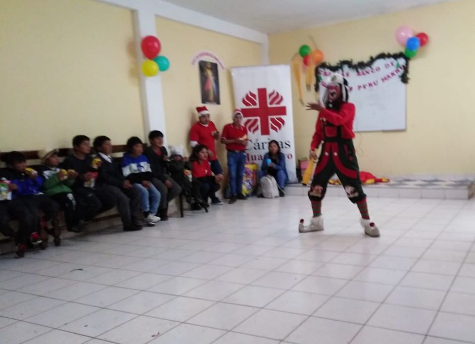 Los niños y niñas de la comunidad de Cruz Pampa disfrutaron de un compartir navideño